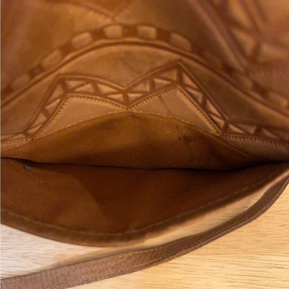 Unisa Vintage Uruguay
Emboss Brown 100% Genuine Leather Crossbody Bag - Picture 4 of 11